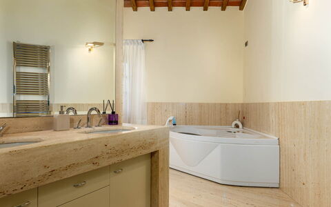 Podere Il Pozzangone, Lucignano: Sol, Luminaire Plomberie, Mur, Design Intérieur, Sol, Salle De Bains, Bois, Baignoire, Évier, Robinet