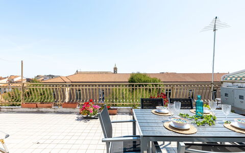 Attico del Corso: Meubles, Appartement, Chaise, Ombre, Mobilier De Jardin, Balcon, Table Cuisine Et Salle A Manger, Plante D'Appartement, Pot De Fleur, Tableau De Plein Air