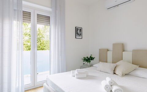 Suite Pineta: Meubles, Design Intérieur, Mur, Lit, Sol, Bois, Sol, Chambre, Pièce, Domicile