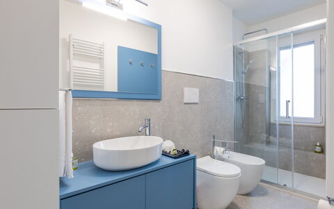 Suite Pineta: Salle De Bains, Sol, Luminaire Plomberie, Design Intérieur, Sol, Mur, Évier, Lavabo, Robinet, Miroir