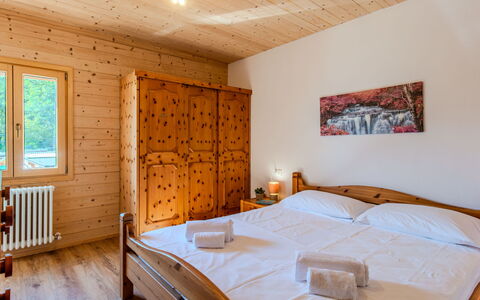 Sorico Albonico 697: Bois, Plafond, Meubles, Chambre, Dur, Pièce, Lit, Tache De Bois, Cadre De Lit, Drap De Lit