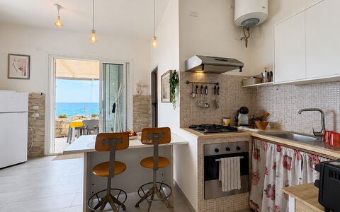 La Casa in Riva al Mare: Meubles, Sol, Cuisine, Design Intérieur, Chaise, Table Cuisine Et Salle A Manger, Table, Sol, Principaux Appliance, Appartement