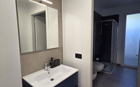 Villa Pineta della Rovere: Lavabo, Luminaire Plomberie, Évier, Sol, Salle De Bains, Sol, Design Intérieur, Plomberie, Robinet, Armoire De Toilette