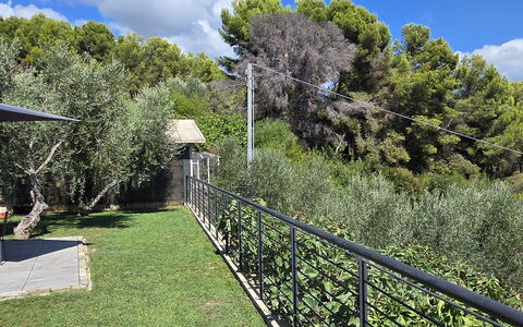 Villa Pineta della Rovere: Ombre, Jardin, Clôture, Arrière-Cour, Balustrade, Aménagement Paysager, Mobilier De Jardin, Accueil Escrime
