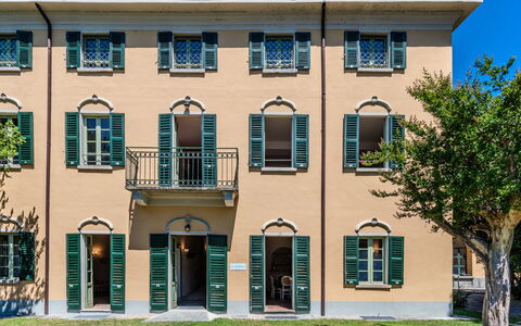 Cà Pendula: Façade, Zone Résidentielle, Domicile, Porte, Biens, Balcon, Villa, Manoir, Hacienda