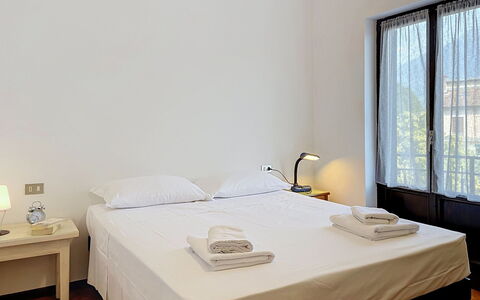 Francesco: Chambre, Lit, Design Intérieur, Drap De Lit, Literie, Cadre De Lit, Sol, Appartement, Pièce, Linge