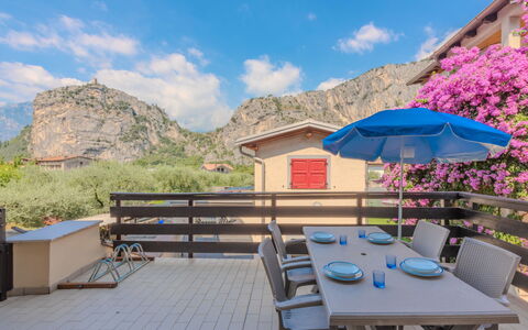 Edera: Meubles, Appartement, Mobilier De Jardin, Chaîne De Montagnes, Tableau De Plein Air, Chaise, Balcon, Ombre, Table Cuisine Et Salle A Manger, Table Basse