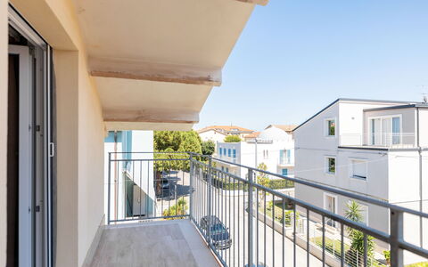 Seaside Apartment: Jour, Appartement, Zone Résidentielle, Architecture, Domicile, Balcon, Design Urbain, Composite, Balustrade, Usage Mixte