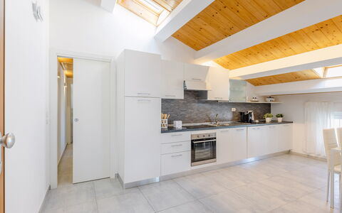 Seaside Apartment: Design Intérieur, Sol, Plafond, Bois, Sol, Meubles, Pièce, Comptoir, Cuisine, Appartement