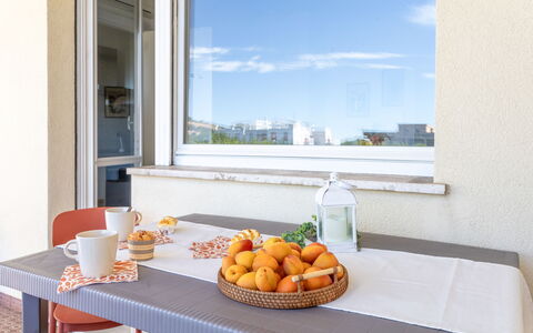 Casabianca: Meubles, Table, Design Intérieur, Chaise, Table Cuisine Et Salle A Manger, Serveware, Salle À Manger, Plante D'Appartement, Balcon, Tache De Bois