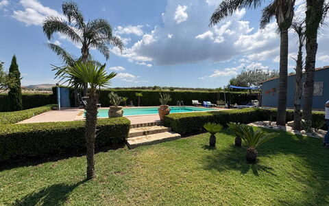 Villa Simona: Bleu, Piscine, Recours, Jardin, Aménagement Paysager, Hacienda, Pelouse, Biens, Ombre