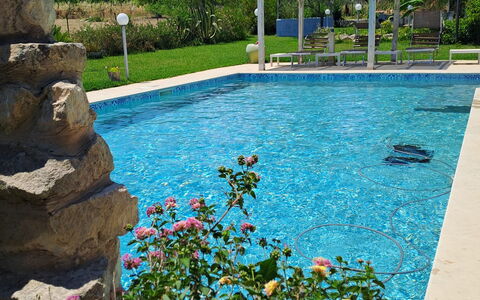 Villa le 2 Emme: Bleu, Piscine, Loisir, Jardin, Caractéristique De L'Eau, Ombre, Recours, Aménagement Paysager, Arrière-Cour