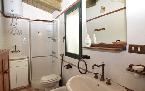 Villa Cigno Reale: Salle De Bains, Lavabo, Luminaire Plomberie, Évier, Design Intérieur, Robinet, Miroir, Plafond, Sol, Plomberie