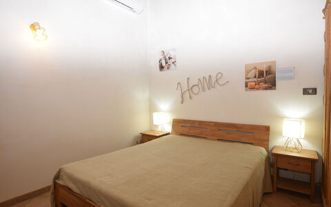 Villa Cigno Reale: Lit, Chambre, Literie, Design Intérieur, Meubles, Sol, Drap De Lit, Sol, Mur, Bois