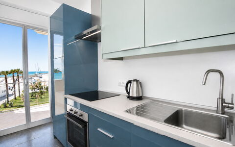 La Casa di Luigi: Cuisine, Comptoir, Principaux Appliance, Cabinetry, Sol, Appartement, Sol, Meubles, Appareil De Cuisine, Robinet