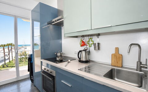 La Casa di Luigi: Cuisine, Comptoir, Principaux Appliance, Appareil De Cuisine, Cabinetry, Meubles, Design Intérieur, Sol, Sol, Appartement