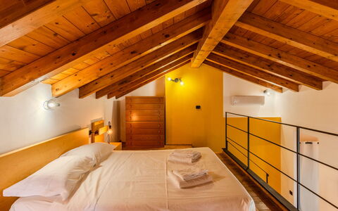 Tiny Loft: Design Intérieur, Plafond, Recours, Tache De Bois, Hôtel, Dur, Chambre, Cadre De Lit, Lit, Hôtel Boutique