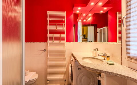 Tiny Loft: Design Intérieur, Sol, Mur, Sol, Luminaire Plomberie, Plafond, Éclairage, Pièce, Plomberie, Salle De Bains