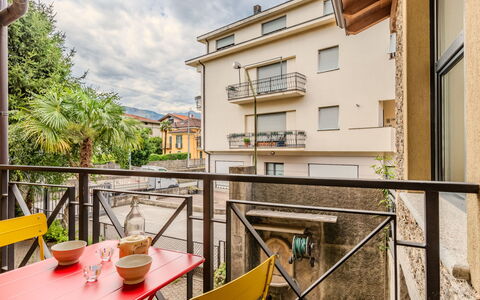 Tiny Loft: Vélo, Roue De Bicyclette, Balcon, Appartement