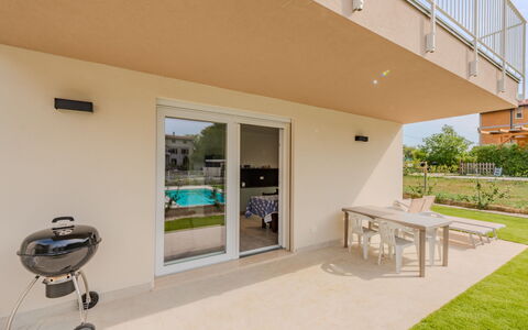 Annamaria: Sol, Ombre, Balcon, Jardin, Biens, Tache De Bois, Cour, Aménagement Paysager, Pelouse, Porche