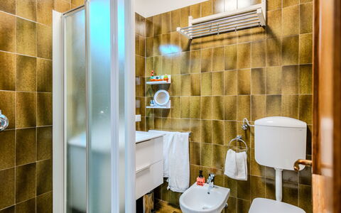 Riva&Lago: Sol, Sol, Luminaire Plomberie, Design Intérieur, Plomberie, Salle De Bains, Toilette, Siège De Toilette, Évier, Tuile