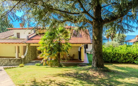 Riva&Lago: Domicile, Ombre, Pelouse, Jardin, Biens, Hacienda, Ferme, Cour, Aménagement Paysager, Villa