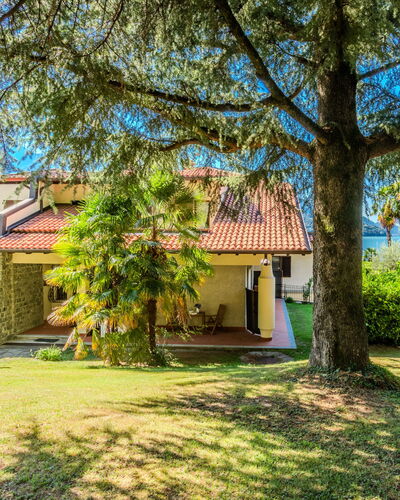 Riva&Lago: Domicile, Ombre, Pelouse, Jardin, Biens, Hacienda, Ferme, Cour, Aménagement Paysager, Villa