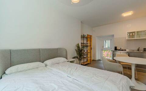 Via Monte Brione: Meubles, Design Intérieur, Lit, Mur, Sol, Chambre, Sol, Plafond, Bois, Pièce