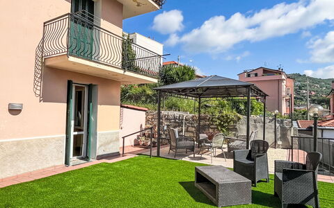 Daisy: Balcon, Appartement, Mobilier De Jardin, Balustrade, Plante D'Appartement, Cour, Porche, Hôtel, Clôture, Recours