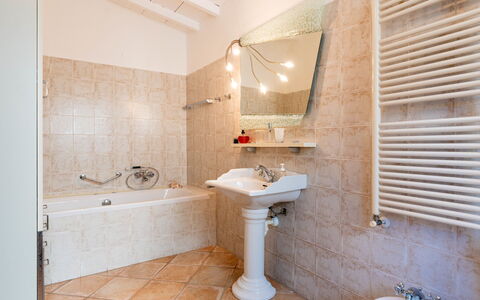 Daisy: Luminaire Plomberie, Mur, Sol, Design Intérieur, Salle De Bains, Sol, Robinet, Plomberie, Éclairage, Plafond