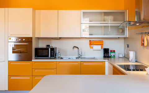 Daisy: Cuisine, Comptoir, Appareil De Cuisine, Cabinetry, Design Intérieur, Meubles, Principaux Appliance, Bois, Jaune, Orange