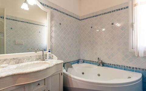 Orto di Silvia: Salle De Bains, Luminaire Plomberie, Baignoire, Sol, Design Intérieur, Robinet, Sol, Évier, Plomberie, Lavabo