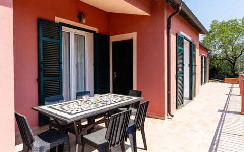 Orto di Silvia: Sol, Sol, Meubles, Chaise, Tableau De Plein Air, Mobilier De Jardin, Table Cuisine Et Salle A Manger, Ombre, Balcon, Tache De Bois