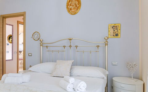 Sweet Loreto: Lit, Chambre, Literie, Design Intérieur, Drap De Lit, Meubles, Cadre De Lit, Sol, Linge, Éclairage