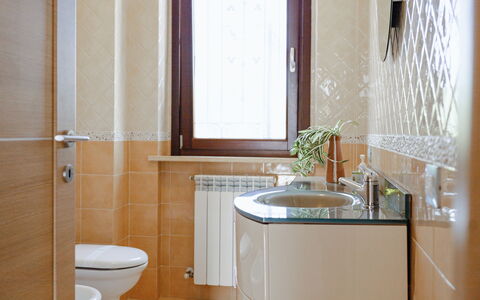 Sweet Loreto: Salle De Bains, Luminaire Plomberie, Design Intérieur, Lavabo, Sol, Évier, Sol, Robinet, Plomberie, Tuile