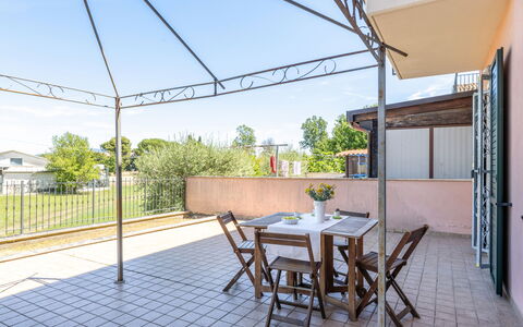 Sweet Loreto: Sol, Chaise, Ombre, Table Cuisine Et Salle A Manger, Structure En Plein Air, Plante D'Appartement, Mobilier De Jardin, Balcon, Pot De Fleur, Daylighting