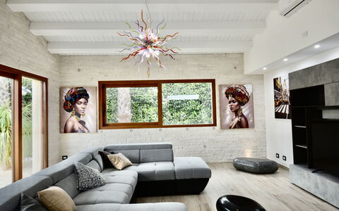 Villa Monaco: Meubles, Design Intérieur, Sol, Canapé, Sol, Mur, Salon, Bois, Domicile, Plafond