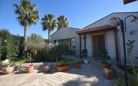 Villa Monaco: Arbuste, Zone Résidentielle, Maison, Domicile, Ombre, Hacienda, Biens, Aménagement Paysager, Jardin