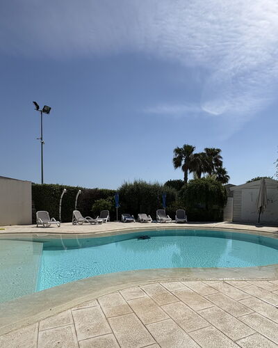 Villa Monaco: Piscine, Composite, Recours, Ombre, Caractéristique De L'Eau, Béton, Aménagement Paysager, Mobilier De Jardin, Hôtel