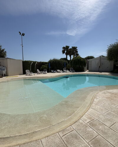 Villa Monaco: Piscine, Composite, Béton, Caractéristique De L'Eau, Ombre, Recours, Aménagement Paysager, Tuile, Dalle
