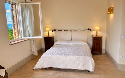 Il Casale al Colle: Lit, Meubles, Chambre, Literie, Drap De Lit, Mur, Design Intérieur, Sol, Sol, Bois