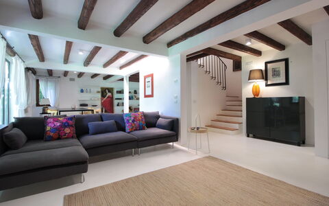 Villa Dorina: Meubles, Design Intérieur, Canapé, Sol, Sol, Mur, Salon, Bois, Domicile, Appartement