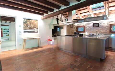 Villa Dorina: Cuisine, Design Intérieur, Comptoir, Sol, Meubles, Bois, Plafond, Sol, Domicile, Luminaire