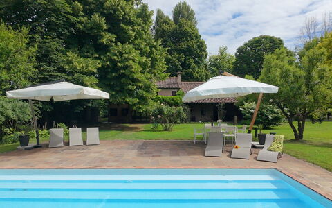 Villa Dorina: Piscine, Recours, Ombre, Mobilier De Jardin, Biens, Loisir, Pelouse, Arrière-Cour, Jardin, Hacienda