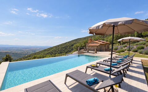 Villa Maddalena alla Guglielmesca: Colline, Piscine, Chaîne De Montagnes, Station De Montagne, Loisir, Crête, Recours, Mobilier De Jardin, Vacances, Villa