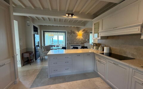 Villa Maddalena alla Guglielmesca: Meubles, Sol, Design Intérieur, Cuisine, Comptoir, Bois, Cabinetry, Sol, Plafond, Éclairage