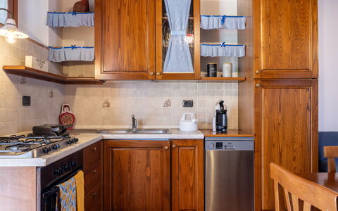 Il Cipresso, Casa Lucia, Cortona: Principaux Appliance, Bois, Cuisine, Cabinetry, Appareil De Cuisine, Meubles, Comptoir, Design Intérieur, Sol, Placard
