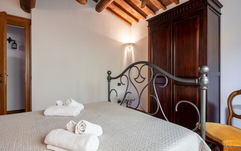 Il Cipresso, Casa Martina, Cortona: Mur, Meubles, Design Intérieur, Sol, Sol, Chambre, Porte, Domicile, Lit, Plafond