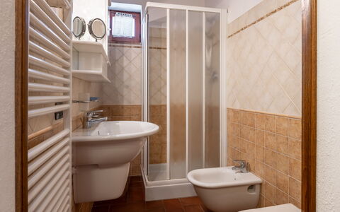Il Cipresso, Casa Martina, Cortona: Sol, Salle De Bains, Mur, Luminaire Plomberie, Sol, Design Intérieur, Siège De Toilette, Toilette, Pièce, Plomberie