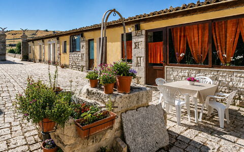 Antica Cascina 191: Mur, Meubles, Mur De Pierre, Dalle, Chaise, Pavé